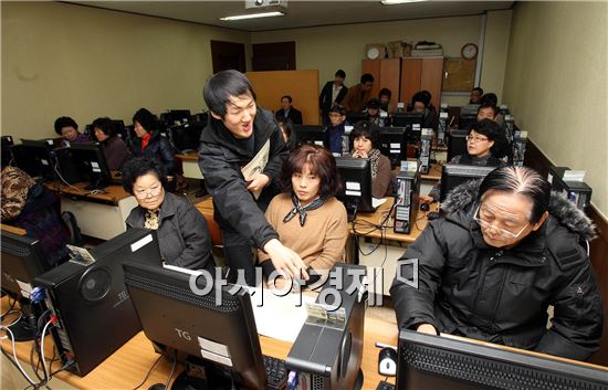 [포토]광주 북구, 주민대상 컴퓨터 교실 운영 