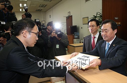 [포토]민주, 강창희 국회의장 사퇴촉구결의안 제출