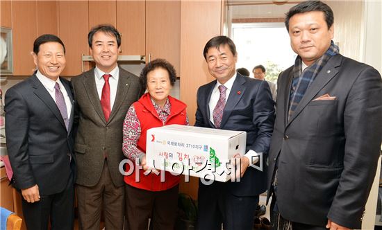 [포토]광주 남구, 이웃사랑나눔 김치 전달 