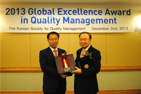 황도환 대표이사(오른쪽)가 ‘2013 글로벌 품질경영인 대상’을 수상하고 있다.

 
