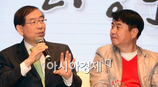 [포토]이야기 나누는 박원순 서울시장-이석우 카카오 대표 