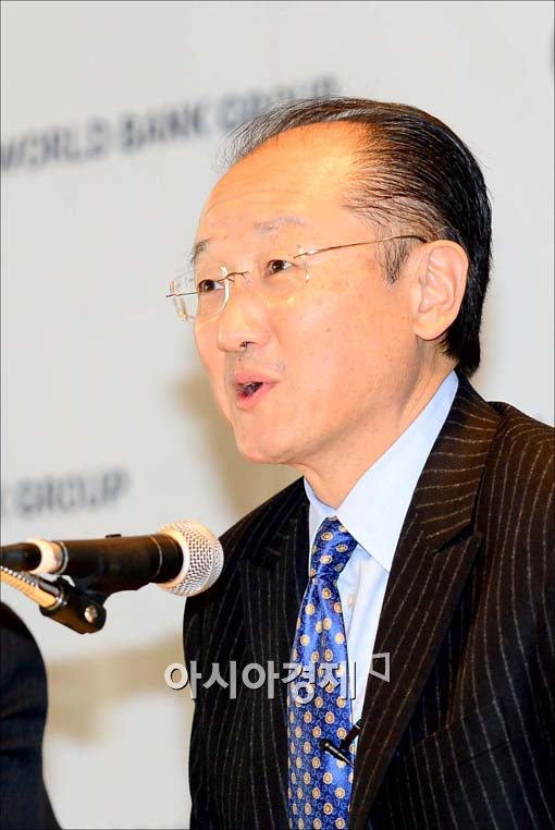 [포토]기자회견 갖는 김용 세계은행 총재