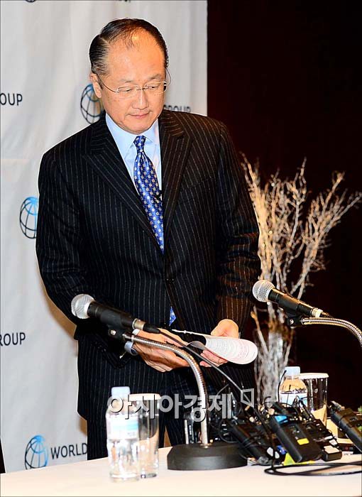 [포토]기자회견장에 나타난 김용 세계은행 총재