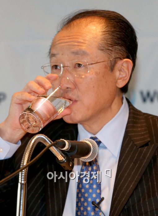 [포토]물 마시며 목 축이는 김용 총재