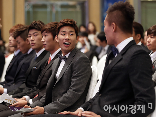 [포토] 윤일록 '신욱이형, 앉은 키가 너무 커~'