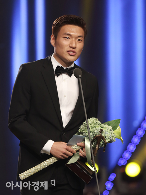 [포토] 최고의 미드필더 이명주