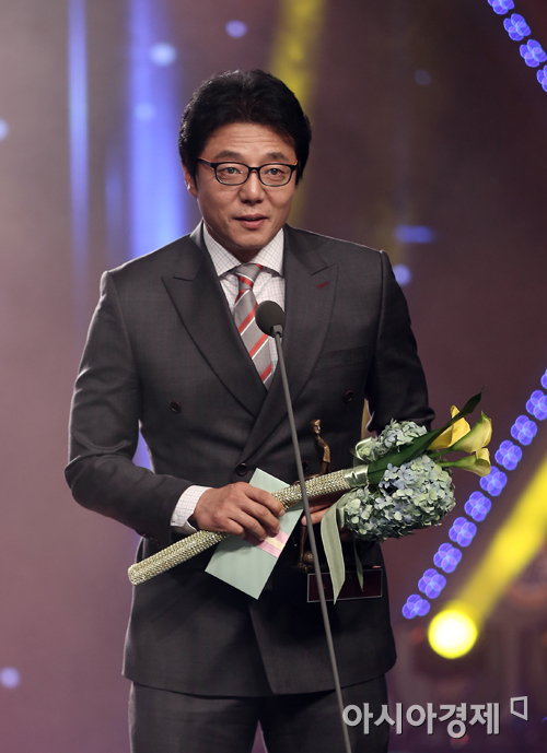 [포토] 황선홍 감독, 올해의 감독상 수상