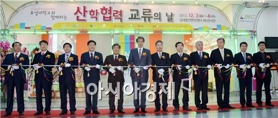 호남대학교 LINC사업단(단장 양승학)의 ‘제5회 산학협력 교류의 날’ 행사가 3일 오후 김대중컨벤션센터 제3전시관에서 개막됐다.  이날 서강석 총장등 참석자들이 개막 테이프를 자르고 있다. 노해섭 기자 nogary@