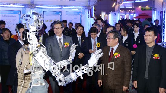 호남대학교 LINC사업단(단장 양승학)의 ‘제5회 산학협력 교류의 날’ 행사가 3일 오후 김대중컨벤션센터 제3전시관에서 개막됐다.  이날 서강석 총장 등 참석자들이 로봇을 관람하고 있다. 노해섭 기자 nogary@