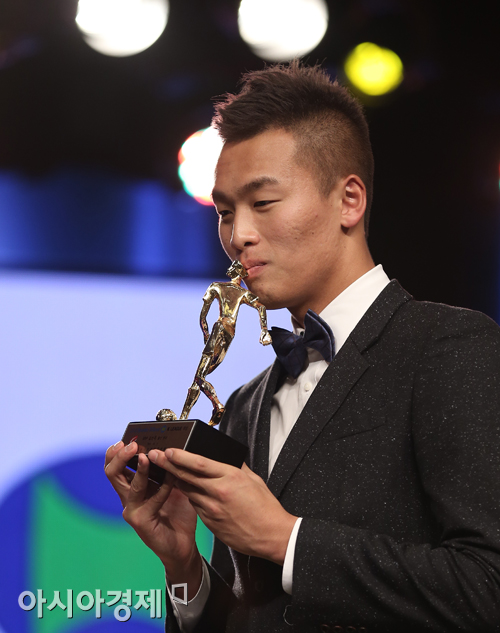 [포토] 트로피에 입 맞추는 김신욱