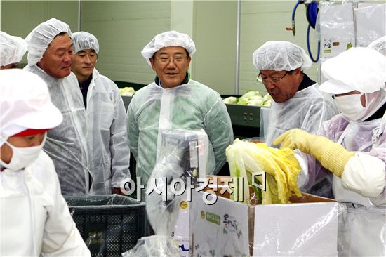 [포토]박준영 전남지사, 해남 김치 가공업체 방문