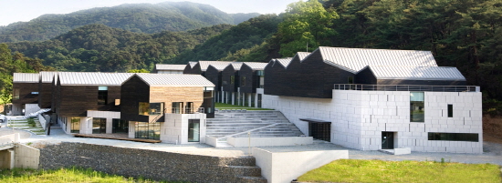 공주시 사곡면 마곡사 부근에 있는 한국문화연수원(옛 전통불교문화원) 전경