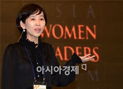 양윤선 메디포스트 대표가 4일 서울 소공동 롯데호텔에서 열린 '제2회 아시아 여성 리더스 포럼'에서 '여성, 리더 그리고 리더십'에 대한 강연을 하고 있다.