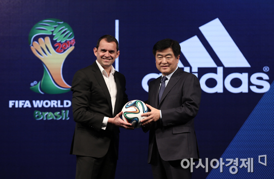 권오갑 한국프로축구연맹 총재(오른쪽)가 2014 브라질월드컵 공인구를 받고 포즈를 취하고 있다.[사진=정재훈 기자]
