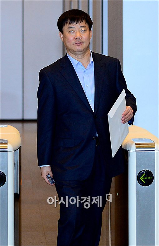 [포토]사장단 회의 마치고 걸어 나오는 김종호 사장