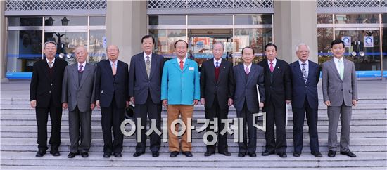 김충석 여수시장이 4일 오전 8명의 역대 시장·군수와 함께 시청 현관에 서서 기념사진을 촬영하고 있다. 