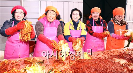 [포토]함평군여성단체협의회 소외계층 김장 전달