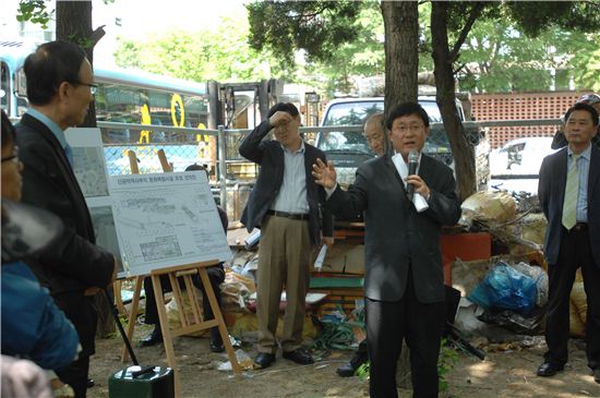 김성환 노원구청장이 지난 5월 주민들을 상대로 행복주택 건립 부지에
'문화복합시설' 계획안을 설명하고 있다.

