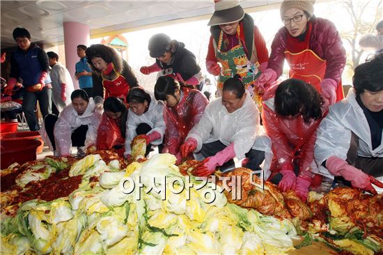 [포토]광주 북구 자원봉사센터, 사랑의 김치 담기 봉사 