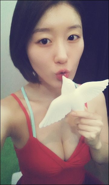 나비 셀카, 가슴 강조된 옷으로 볼륨 몸매 과시 '반전'