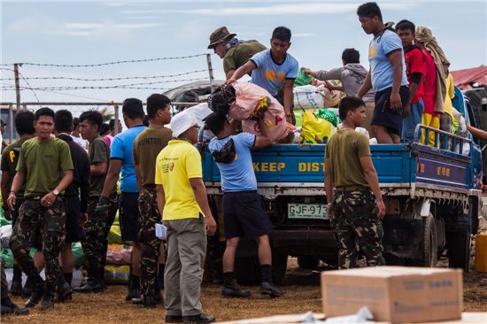 최근 필리핀 동부 사마르 지역에서 군인과 경찰들이 구호품을 트럭에서 내리고 있다. 사진=블룸버그