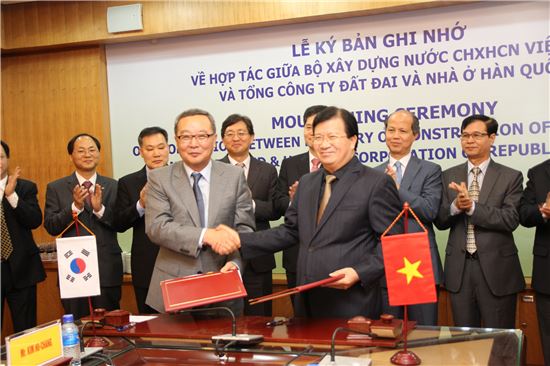 이재영 LH사장(왼쪽)은 4일 베트남 하노이에서 베트남 건설부 찡 딩 중 장관(오른쪽)과 양국 간 도시 주택분야 상호협력 강화를 위한 양해각서에 서명했다.