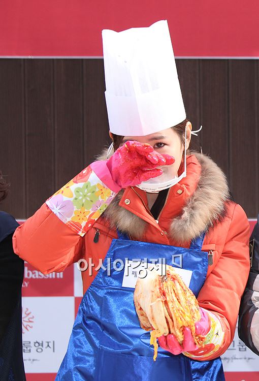 [포토]손예진, 김장은 어려워~