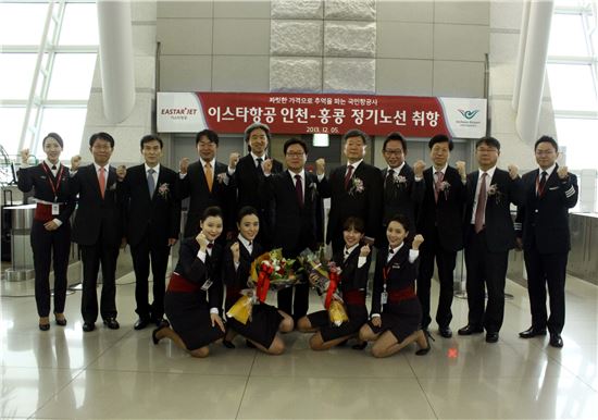 이스타항공은 5일 오전 인천국제공항에서 이스타항공 인천-홍콩 정기노선 취항식을 가졌다. 이날 자리에 참석한 박수전 대표이사(가운데), 최종구 부사장(우측 두번째) 등이 기념사진을 찍고 있다.  

