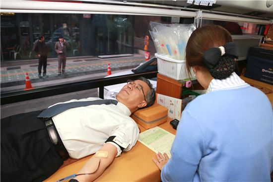 ▲이종휘 신용회복위원회 위원장이 직접 헌혈에 참가하고 있다.