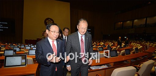 [포토]본회의장 둘려보는 김용 총재