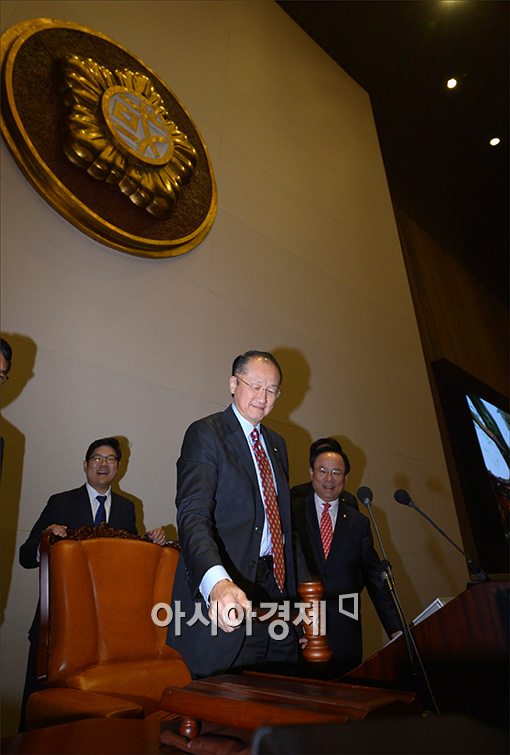 [포토]국회의장 체험(?)하는 김용 총재