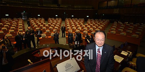 [포토]국회 본회의장 찾은 김용 총재
