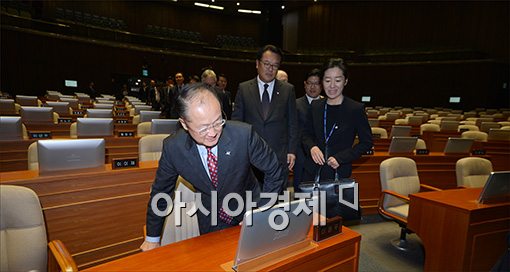 [포토]국회의원 의자 앉아보는 김용 총재