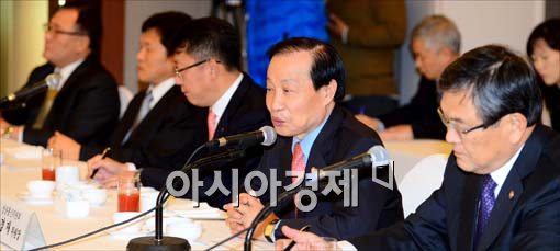 [포토]인사하는 이경재 방송통신위원장