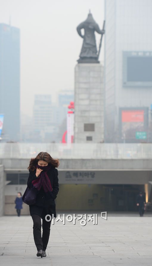 [포토]미세먼지에 고개 숙이고 