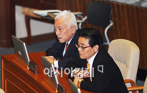 [포토]심기 불편한 김한길·전병헌