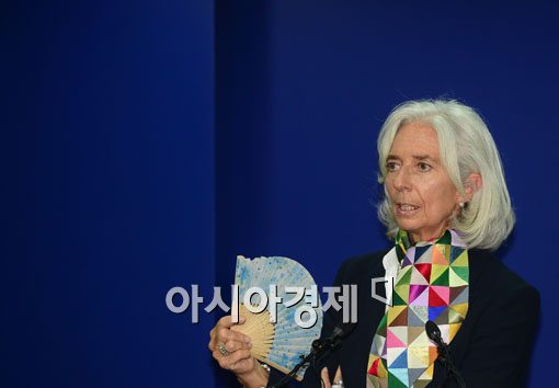 [포토]조윤선 장관이 IMF여신 크리스트 라가르드에게 선물한 것은?