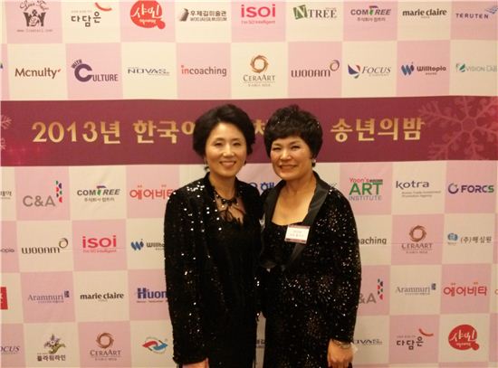 (왼쪽부터)이은정 여성벤처협회장과 홍의숙 인코칭 대표가 포토존에서 기념촬영을 하고 있다.