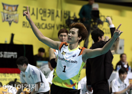 [포토] 러시앤캐시 송명근 '오늘 첫 승 간다!'