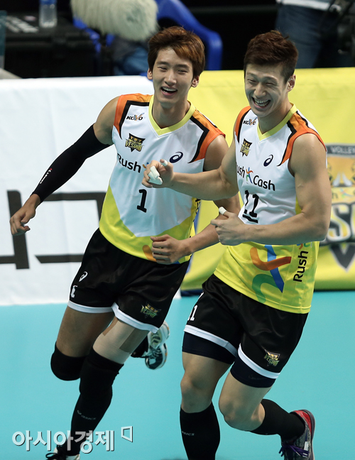 [포토] 러시앤캐시 송명근-김홍정 '예감이 좋아'