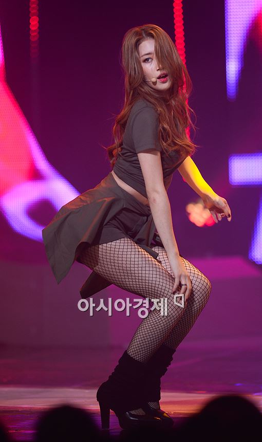 [포토]수지, 망사스타킹 쓸어내리며~'아찔포즈'