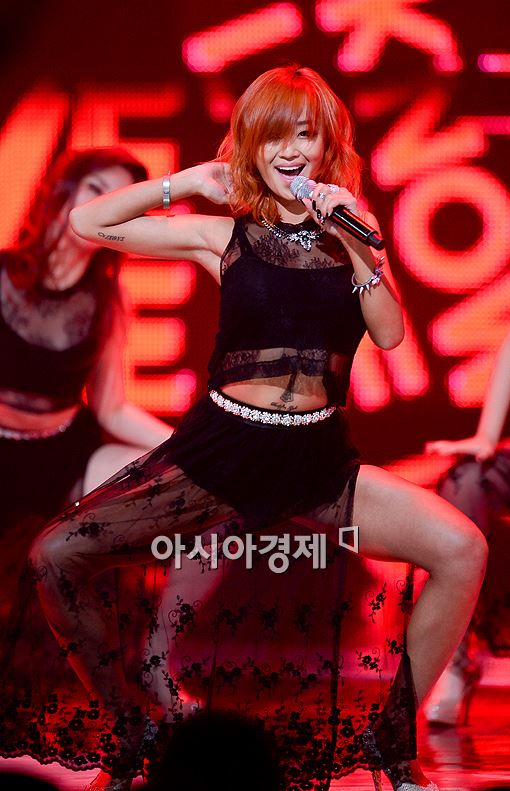 [포토]효린, 시선 둘 곳 없는 '파격의상'
