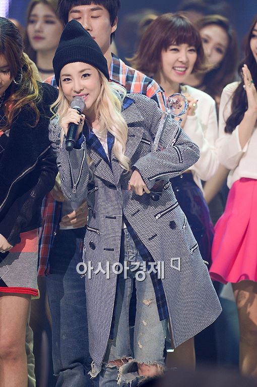 [포토]산다라박, 1위 트로피 손에 들고~