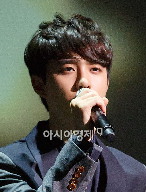 EXO 디오, 다리 부상 휠체어 입국 "무대서 발 헛디뎌"