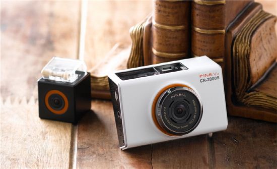 파인뷰, 국내 최초 LCD일체형 2채널 풀HD 블랙박스 출시