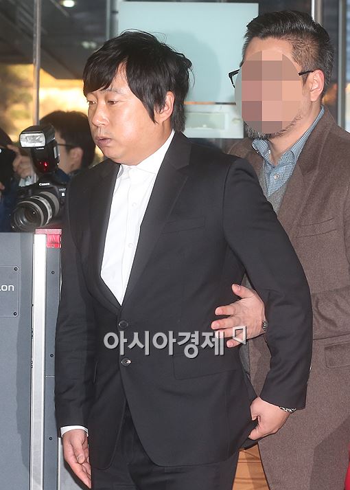 [포토]이수근, 어두운 표정으로 '첫 공판 출석'