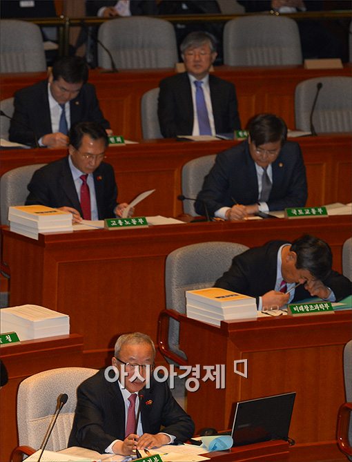 [포토]답변하는 현오석 부총리