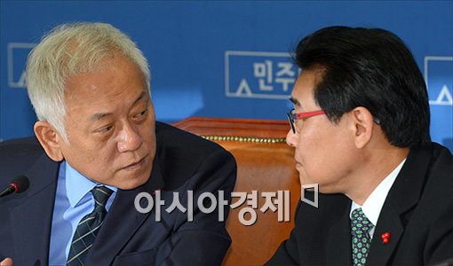 [포토]머리 맞댄 김한길·전병헌