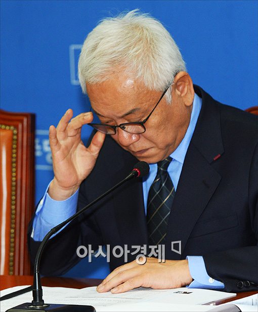 [포토]안경 고쳐쓰는 김한길 대표