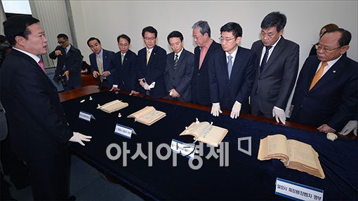 [포토]동북아역사특위, 일제 강점기 피살자 명부 관람